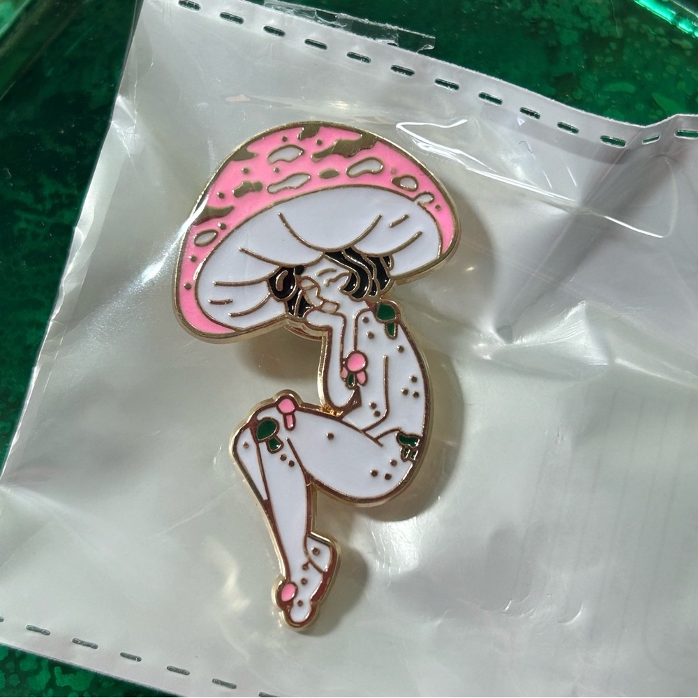 Mushroom lady pin 🍄